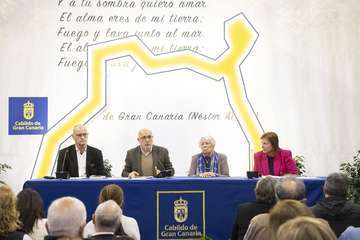 El Cabildo ratifica su compromiso de preservar la Memoria Histórica en la presentación del libro 'Héroes de chabola'/TA.